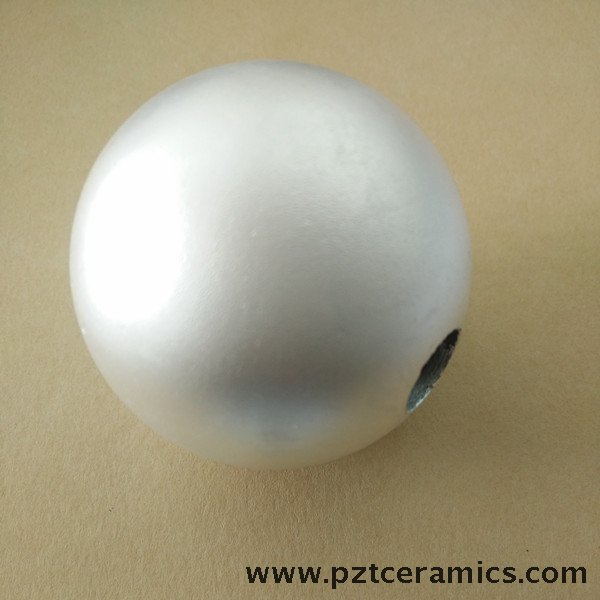 Esfera de cerâmica piezoelétrica e elemento hemi-esfero
